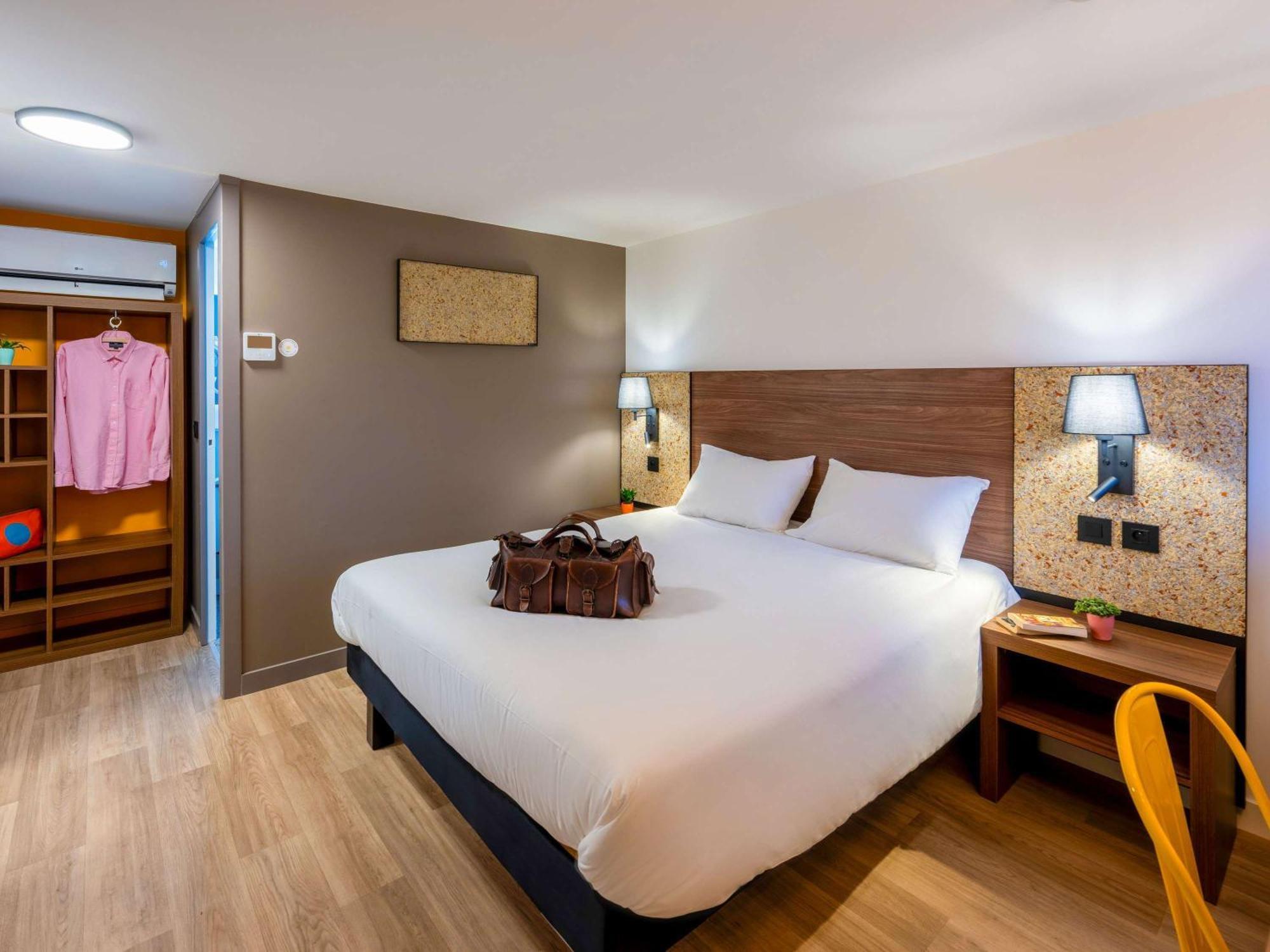 Greet Hotel Chatellerault Bagian luar foto