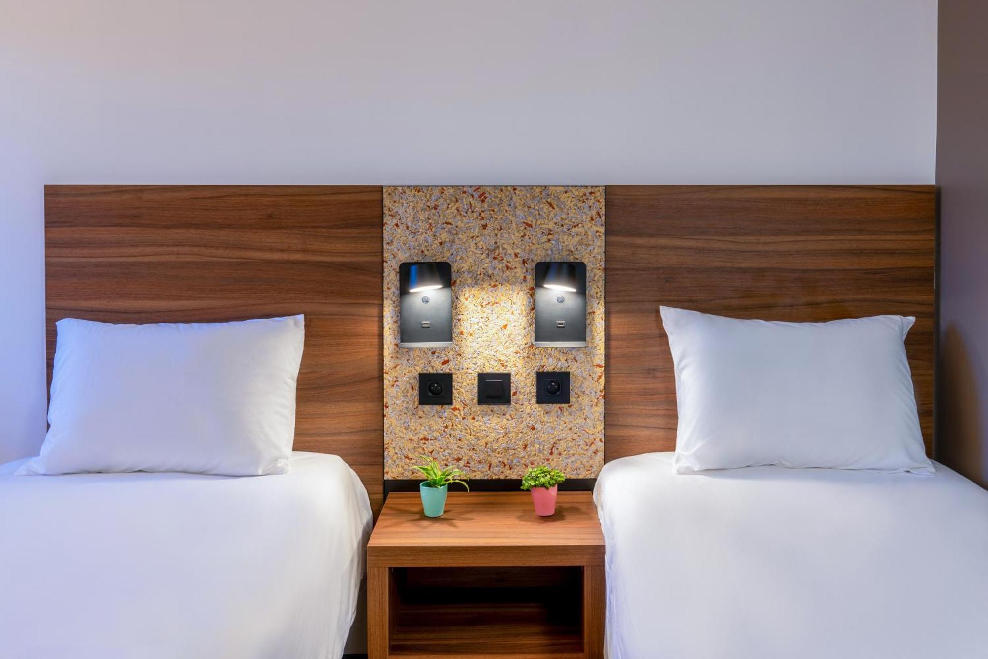 Greet Hotel Chatellerault Bagian luar foto
