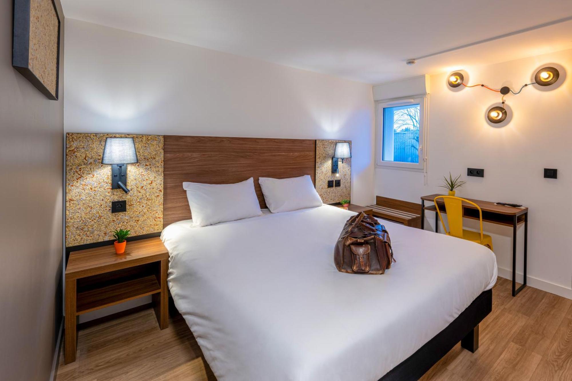 Greet Hotel Chatellerault Bagian luar foto