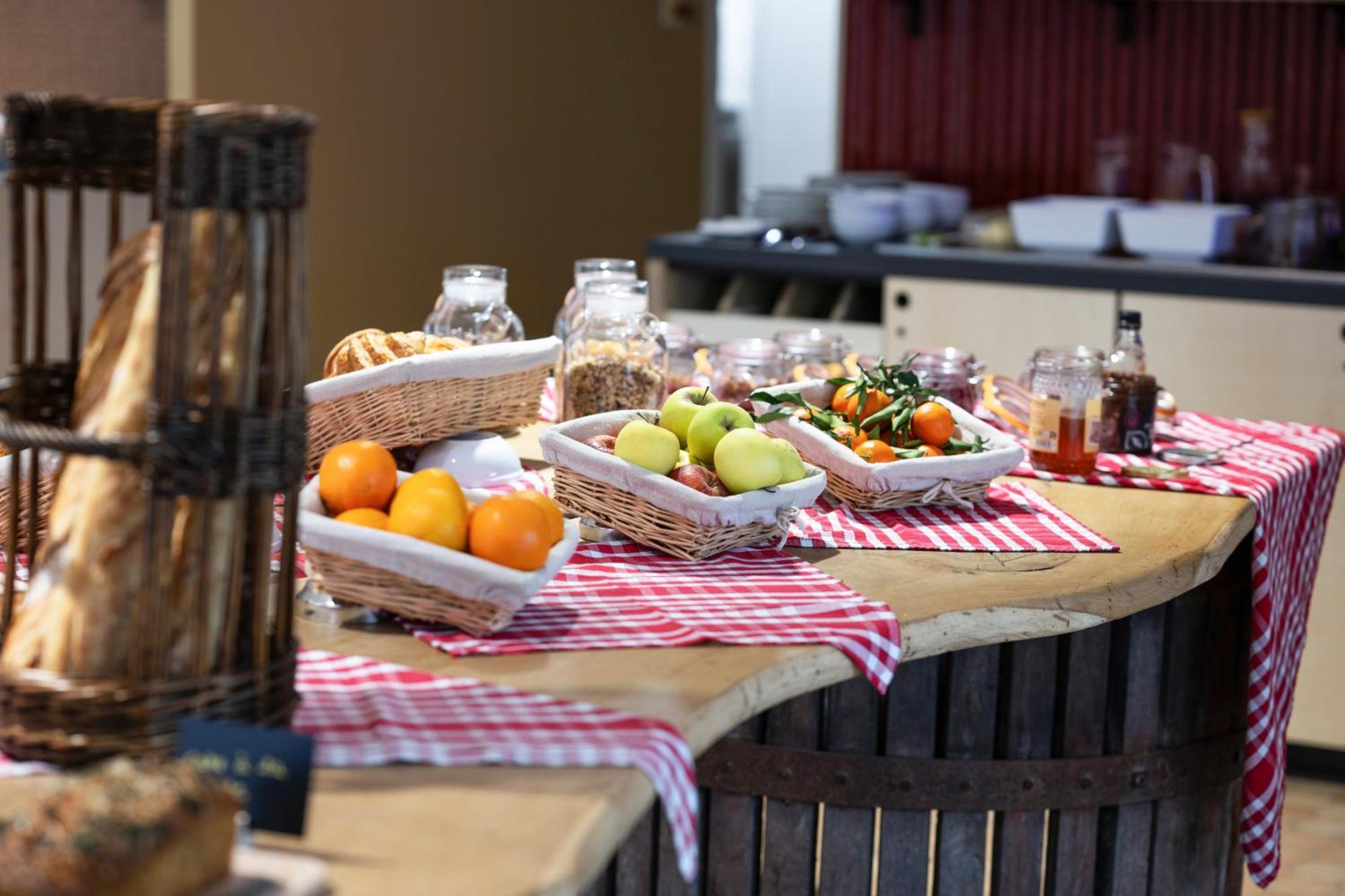 Greet Hotel Chatellerault Bagian luar foto