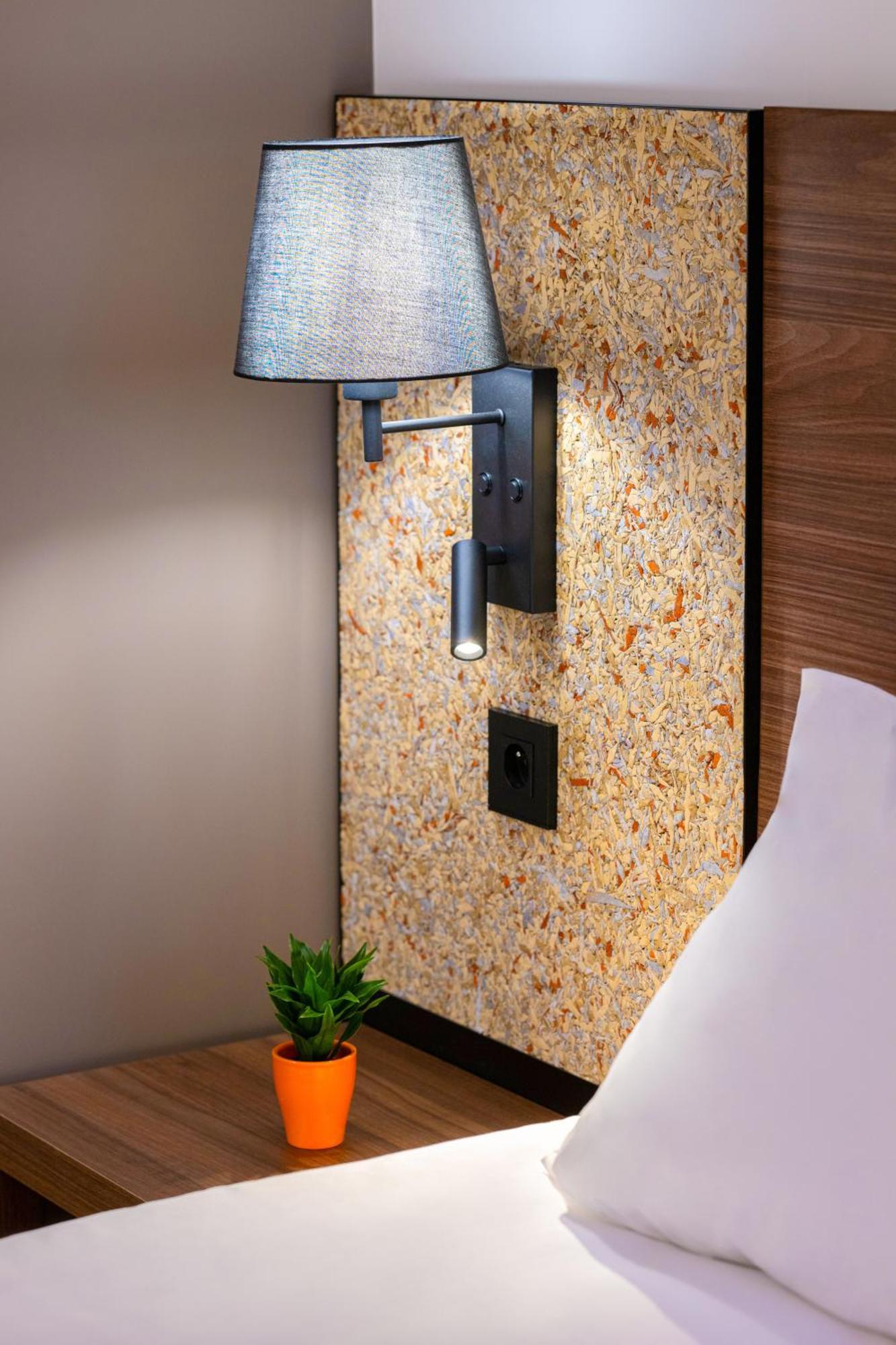Greet Hotel Chatellerault Bagian luar foto