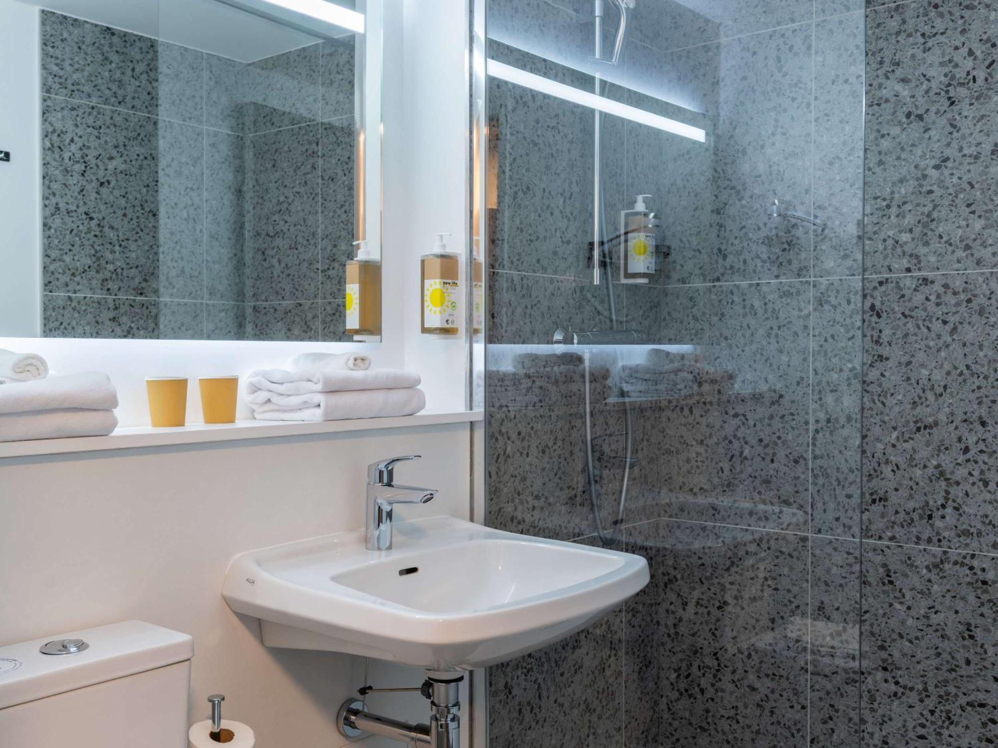 Greet Hotel Chatellerault Bagian luar foto