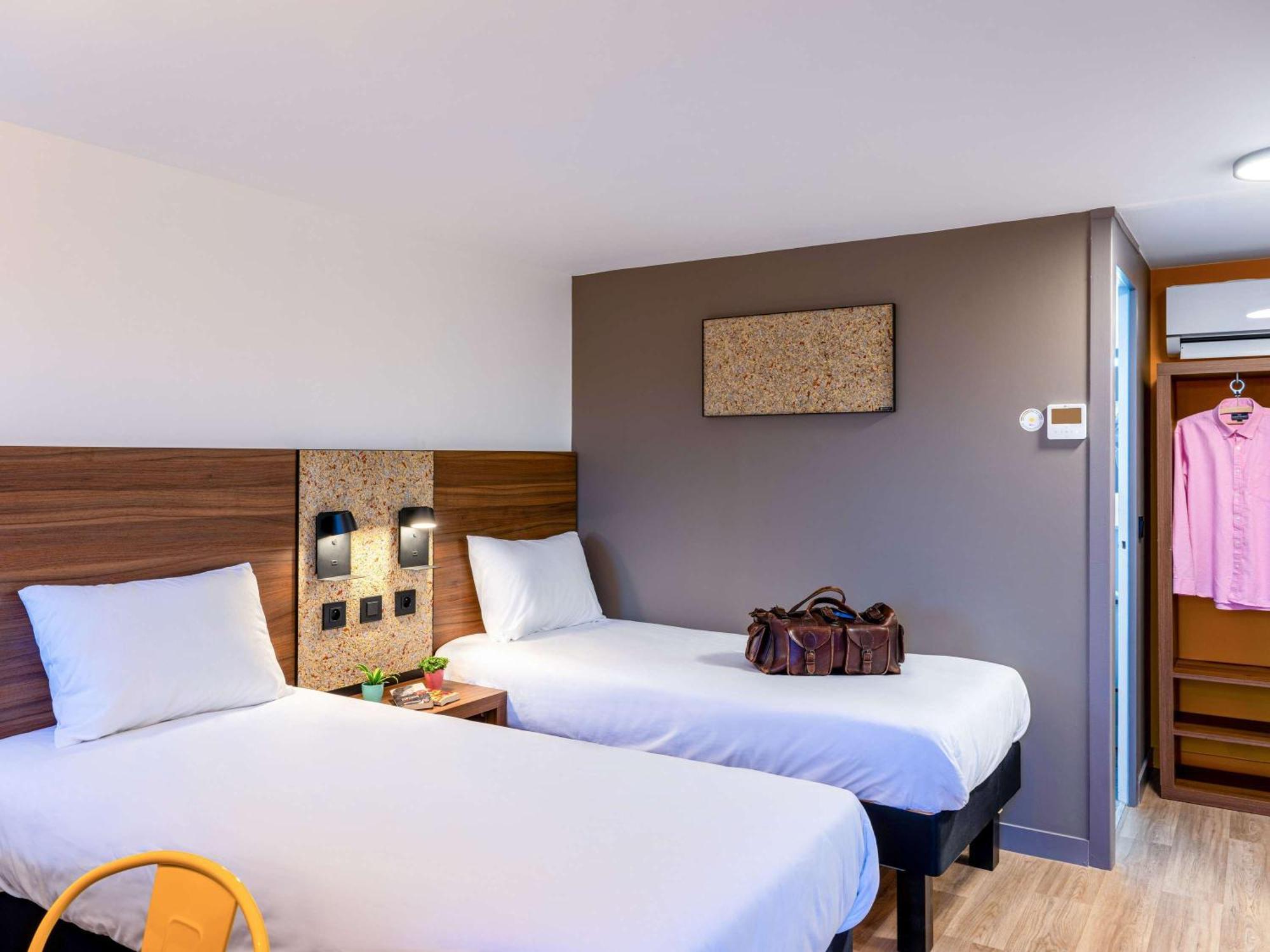 Greet Hotel Chatellerault Bagian luar foto