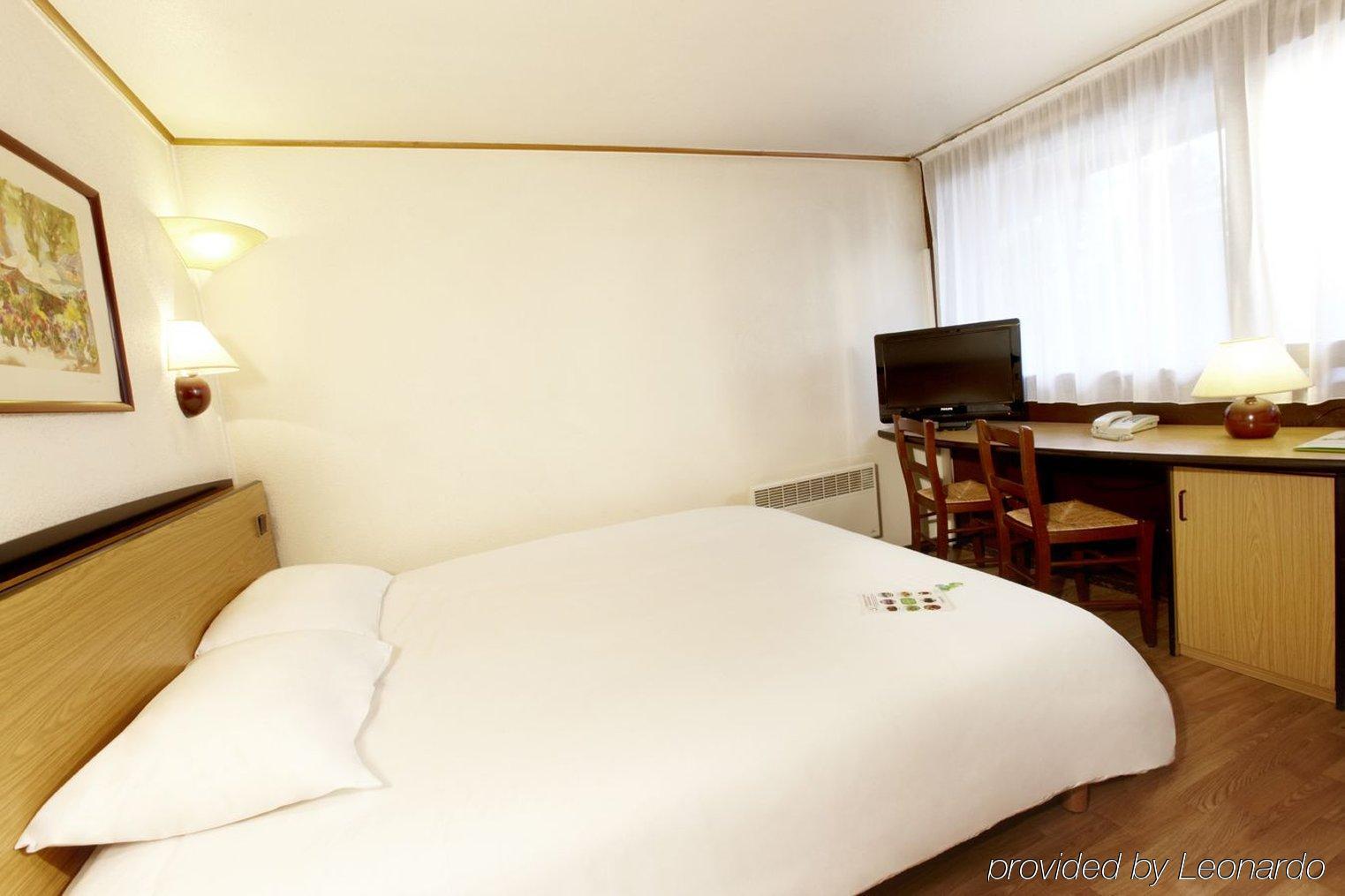 Greet Hotel Chatellerault Bagian luar foto